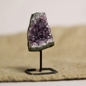 Ametiszt nyers állványon - Kicsi